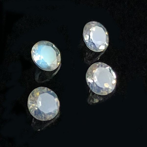 ロイヤルブルームーンストーン(微弱) ラウンドカット 6mm