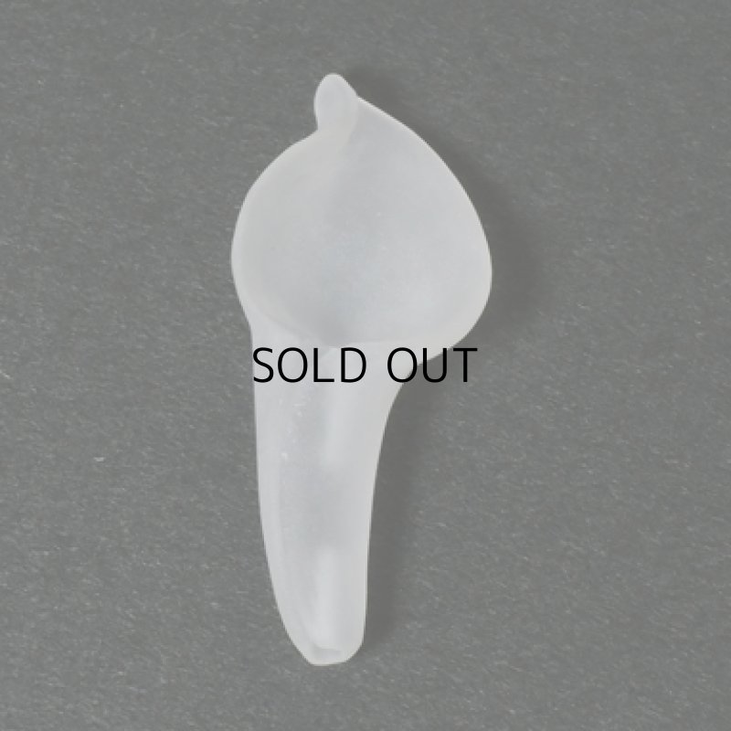 画像1: 白水晶(フロスト) カービング(花)片穴 12x30mm (1)