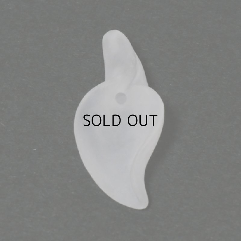 画像2: 白水晶(フロスト) カービング(花)片穴 12x30mm (2)